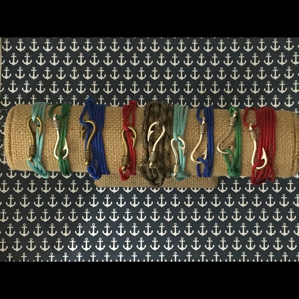Paracord hook bracelet